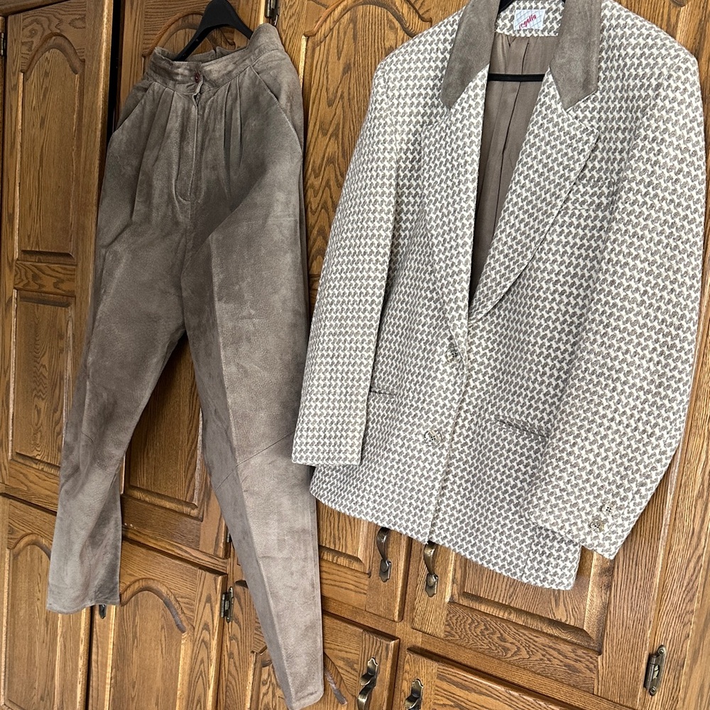 EBUC ABSOLUTELY GORGEOUS BLAZER WITH GEN SUEDE COLLAR AND GEN LEATHER/SUEDE PANT